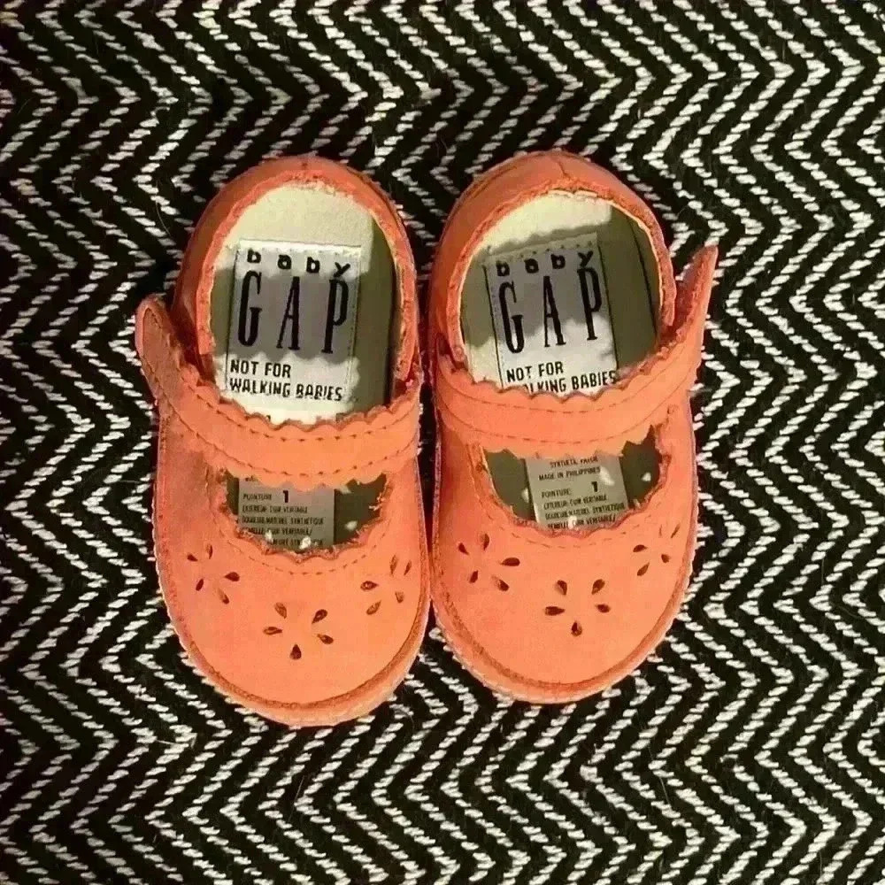 Baby Gap Coral Mary Jane flowered size 1